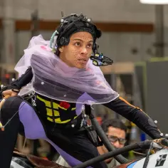 Zoe Saldana w stroju do motion capture, przygotowująca się do sceny w jednym ze swoich filmów.