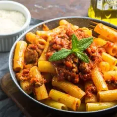 Szybki przepis na makaron penne z sosem pomidorowym i mięsem mielonym