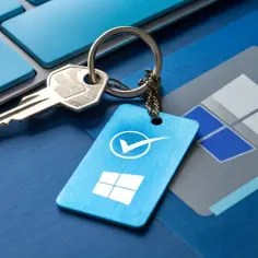 Klucz do aktywacji systemu Windows 11, symbolizujący legalną licencję, leży na niebieskiej klawiaturze.