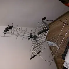 Antena telewizyjna MUX 8 z elementami polaryzacji pionowej.