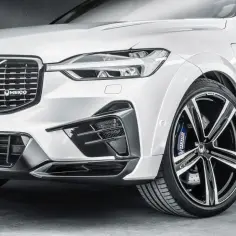 Białe Volvo XC60 z tuningiem optycznym HEICO. Agresywny zderzak, felgi i niebieskie zaciski hamulcowe.
