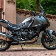 Nowy motocykl Honda NT1100, następca legendarnych modeli Deauville, gotowy na dalekie podróże.