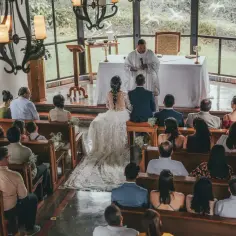 Ślub w kościele, od ceremonii po przysięgi, trwa zazwyczaj około godziny. Para młoda, ksiądz i goście tworzą uroczystą atmosferę.