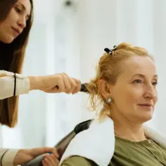 Fryzury które odmładzają po 60 - trendy style, które dodają uroku