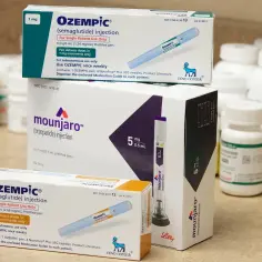 Zastrzyki na odchudzanie: opakowania leków Ozempic i Mounjaro, które pomagają w kontroli wagi.