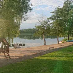 Najlepsze miejsca na camping nad jeziorem Powidzkim i ich zasady