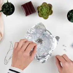 Jak wyczyścić srebrną biżuterię folią aluminiową i przywrócić jej blask