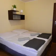 Pokój z dwoma łóżkami, przytulnie urządzony, idealny na wypoczynek u rodziców w Jastrzębiej Górze.