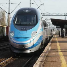 Nowy, niebiesko-biały pociąg Pendolino na stacji. Chcesz wiedzieć, jak dojechać pociągiem do Mielna? Ten skład może być częścią Twojej podróży.