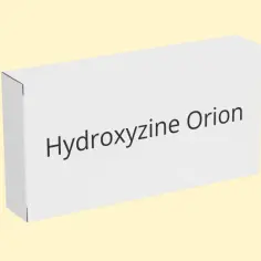 Białe opakowanie leku Hydroxyzine Orion na jasnym tle.