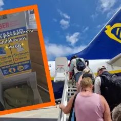 Nowy poziom stresu: czy Ryanair waży bagaż podręczny? Na zdjęciu widać tablicę z wymiarami i wagą bagażu, a także pasażerów wsiadających do samolotu.