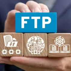 Klocki z ikonami symbolizującymi transfer danych i serwery, zwieńczone niebieskim klockiem z napisem "FTP".