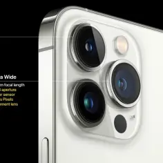 Zbliżenie na potrójny aparat iPhone'a 13: teleobiektyw, ultraszerokokątny i szerokokątny. Każdy obiektyw ma swoje unikalne cechy, takie jak ogniskowa, przysłona i liczba pikseli.