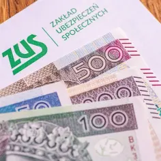 ZUS i polskie banknoty. Zastanawiasz się, ile wynosi 13 emerytura? Obrazek sugeruje, że to kwota, która może pomóc w codziennych wydatkach.