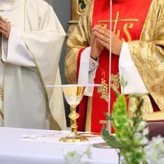 Czy msza w sobotę za niedzielę spełnia ten obowiązek wiernych?