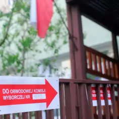 Czerwona strzałka na białym tle z napisem "DO OBWODOWEJ KOMISJI WYBORCZEJ NR 479".