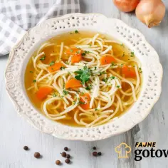 Aromaticzny rosół z makaronem i marchewką, gotowany na wolnym ogniu, by wydobyć pełnię smaku. Czy rosół gotuje się pod przykryciem? Tak, aby był klarowny i aromatyczny.