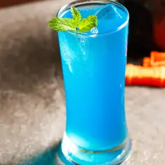 Błękitny drink z lodem i miętą, przypominający co to jest kamikadze alkohol.