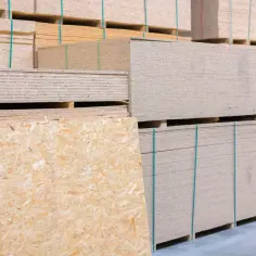 Stosy płyt OSB i innych materiałów drewnopochodnych. Czy płyta OSB może być na deszczu? Zależy od jej rodzaju i zabezpieczenia.