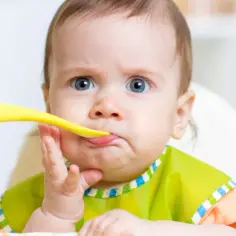 Jak bezpiecznie rozszerzać dietę niemowlaka? Unikaj groźnych błędów!