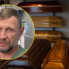 Mężczyzna w zakładzie pogrzebowym zastanawia się, czy da się łączyć pracę w zakładzie pogrzebowym z kursem Siemens Automatyka.