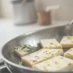Jak grillować ser halloumi na patelni, aby uzyskać idealną chrupkość