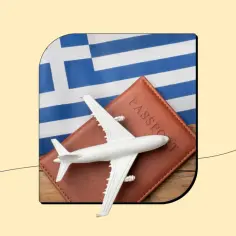 Paszport i model samolotu na tle flagi Grecji. Czy potrzebny paszport do Grecji samolotem? Tak, to klucz do podróży.