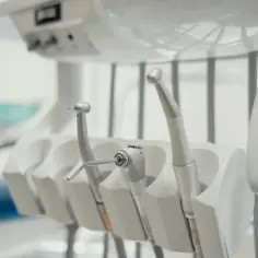 Narzędzia stomatologiczne w gabinecie. Zastanawiasz się nad karierą? Sprawdź, jakie są technik dentystyczny zarobki.