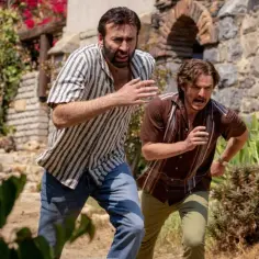 Dwóch mężczyzn biegnie, ich twarze wyrażają panikę. Nicolas Cage, z nieznośnym ciężarem wielkiego talentu, ucieka przed czymś nieznanym.