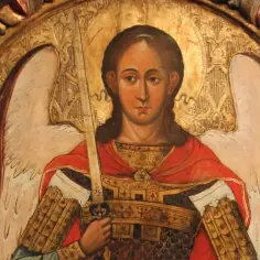Ikona przedstawia św. Michała w zbroi i czerwonym płaszczu, trzymającego miecz. Jego skrzydła są białe, a tło złote.