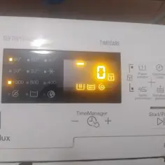 Panel sterowania pralki Electrolux z podświetlonymi symbolami: 90°, 1000 obr./min, 0, pranie wstępne, opóźnienie startu, łatwe prasowanie, dodatkowe płukanie.