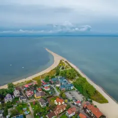 Półwysep z domkami i plażą, wcinający się w spokojne morze. Idealne miejsce na liście 10 najciekawszych miejsc nad polskim morzem.