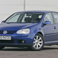 Niebieski Volkswagen Golf V 1.9 TDI. Zastanawiasz się, jaki akumulator do Golf 5 1.9 TDI będzie najlepszy?