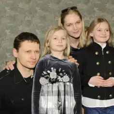 Dominika Chorosińska z mężem i dwiema córkami. Rodzina pozuje do zdjęcia w eleganckich strojach.