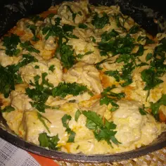 Pyszny kurczak z mascarpone w kremowym sosie, posypany świeżą natką pietruszki. Idealny na obiad.