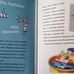 Niesamowite przygody dziesięciu skarpetek streszczenie: dwie pasiaste skarpetki z kotwicą, marynarka i statek w wannie.