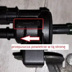 Zawór podciśnienia BMW, oznaczony czerwonym prostokątem, przepuszcza powietrze w jedną stronę. Może to być przyczyną błędów DTC.