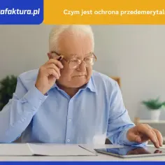 Starszy mężczyzna w okularach, z długopisem w dłoni, pochyla się nad tabletem. Zastanawia się nad kwestią ochrony przedemerytalnej.