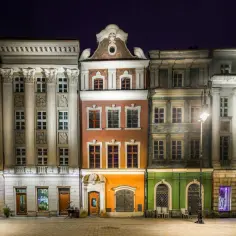 Kolorowe kamienice nocą na Rynku w Poznaniu. Idealne miejsce na tanie wycieczki weekendowe z Poznania.