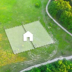 Działka budowlana z zaznaczonymi granicami i ikoną domu. Otoczona zielenią i polną drogą.