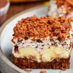Pyszny kopiec kreta Ani gotuje! Ciasto z bananami, kremem i czekoladą, posypane kruszonką.