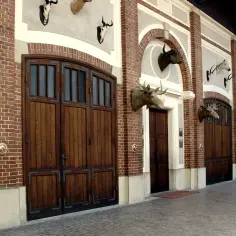 Miasto z muzeum powozów, gdzie trofea zwierząt zdobią fasadę z cegły i drewna.
