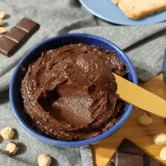Krem czekoladowy z orzechami laskowymi, idealny na śniadanie. Poznaj jego pyszny nutella skład!