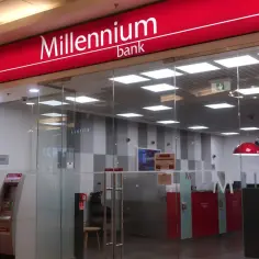 Wejście do banku Millennium. Dwa bankomaty na zewnątrz, w środku recepcja i stanowiska obsługi. Awaria systemu?