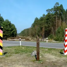Słup graniczny z polskimi barwami narodowymi i niemieckimi symbolizuje granicę polsko niemiecką.