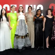 Ocean's 8 obsada: Cate Blanchett, Awkwafina, Sarah Paulson, Anne Hathaway, Sandra Bullock, Mindy Kaling, Helena Bonham Carter i Rihanna na premierze.