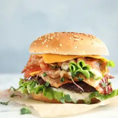 Ile kalorii ma burger? Zaskakujące różnice w kaloryczności burgerów