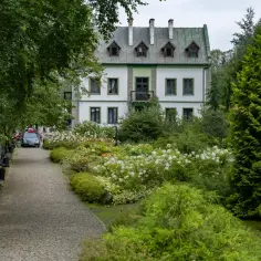 Piękny park w Iwoniczu Zdroju, z kwitnącymi krzewami i zabytkowym budynkiem. Wspaniałe iwonicz zdrój atrakcje.