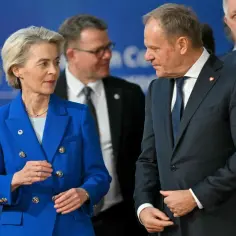 Ursula von der Leyen i Donald Tusk rozmawiają podczas szczytu Rady Europejskiej.
