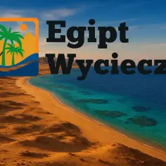 Piękna plaża i turkusowe morze w Egipcie. Idealna pogoda na wycieczki i relaks.